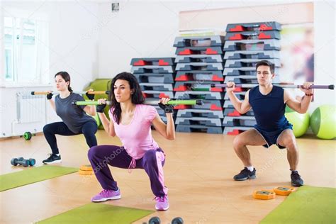 personas haciendo ejercicio en el gimnasio — Foto de stock  undrey ...