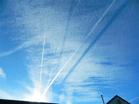 Picture of the day: More extraordinary contrails