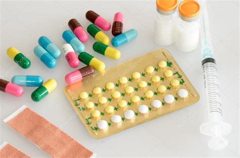 píldora anticonceptiva de control y otros comprimidos sobre fondo ...