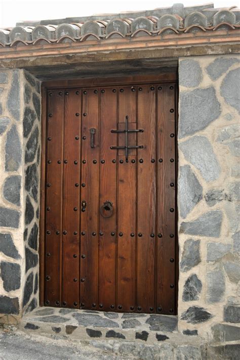 Pin en Puertas de madera maciza | Charming wooden doors