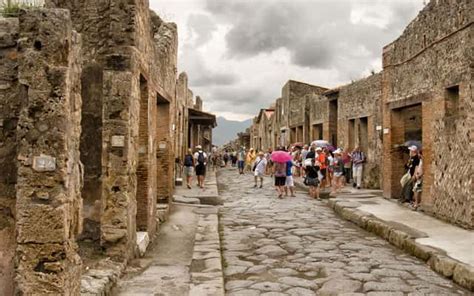 Pompeii: Of guided tours, video installations, wine ...