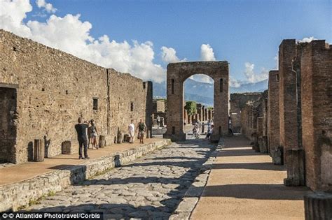 Pompeii ruins are being restored by THIEVES: People who ...