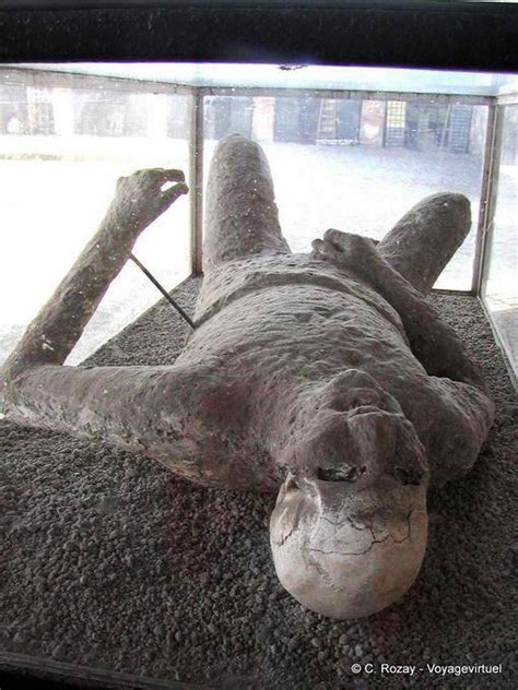 Pompeya, el cuerpo momificado durante la erupción del ...