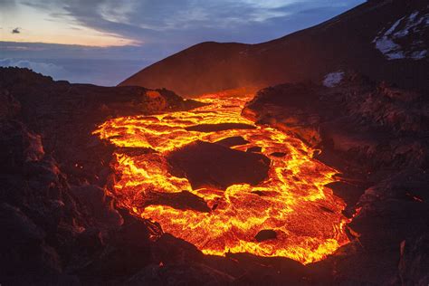 ¿Por qué es difícil detener la lava de un volcán? | BBC ...