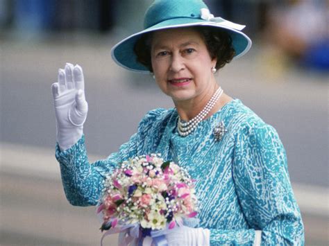 ¿Por qué la reina Isabel II siempre lleva guantes?