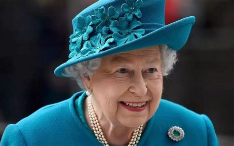 ¿Por qué la Reina Isabel II usa sombrero?   Ely Recinos