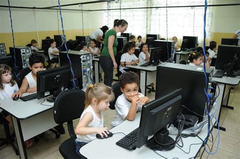 Portugal: Existe  apenas  1 computador por cada 4 alunos ...