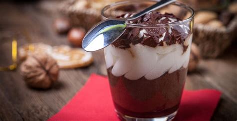 Postre sencillo: copas de chocolate con crema de chocolate ...
