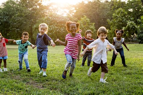 ¡Precaución! ¡Niños jugando! | Revista Pediatría y Familia