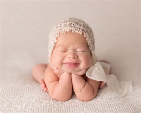 Preciosas imágenes de bebés recién nacidos sonriendo