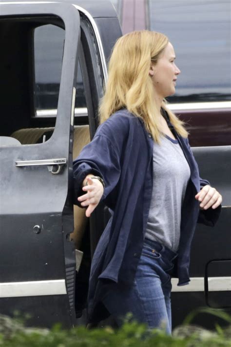 Pregnant JENNIFER LAWRENCE Films Reshoots for Red, White and Water in ...