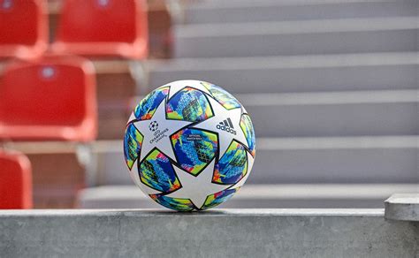 Presentación del nuevo balón de la UEFA Champions League ...