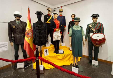 Presentada la exposición de fotografía  La Guardia Civil ...