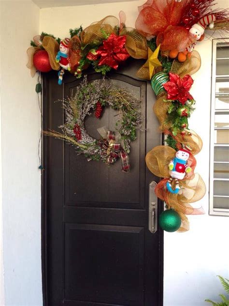Puerta con guirnalda navideña | Decoracion navidad, Puerta ...