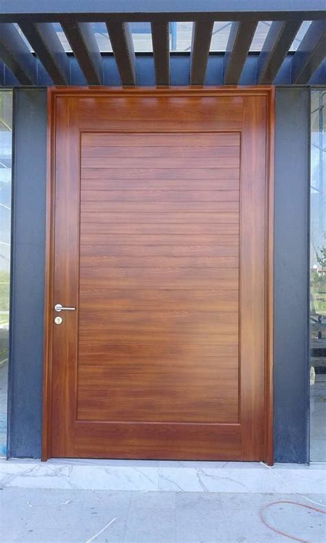 Puerta de aluminio acabado madera color Cerezo, formada por cercos de 7 ...