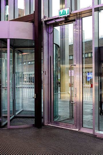 Puertas giratorias para el City of Glasgow College | GEZE España