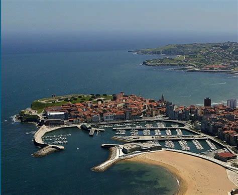 Puerto deportivo de Gijón, Asturias. Norte de España