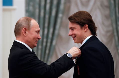 Putin thanks ice hockey players for singing Russian ...