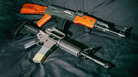¿Qué rifle es mejor, el AK 47 ruso o el AR 15 de EE UU?   Russia Beyond ES
