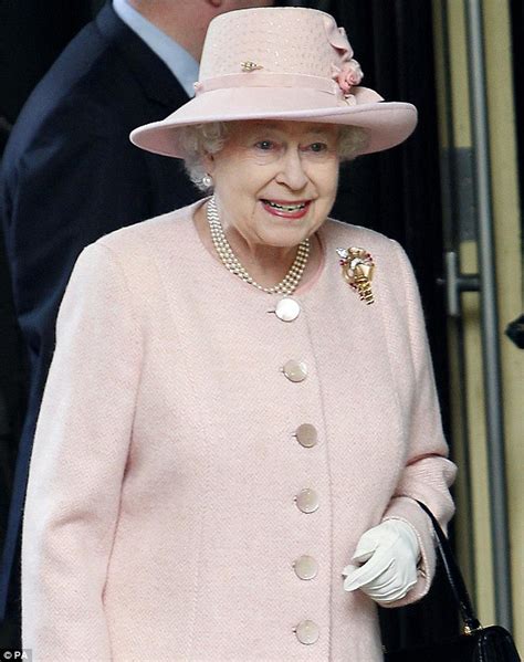 Queen Elizabeth looked stylish in pastels on tour in ...