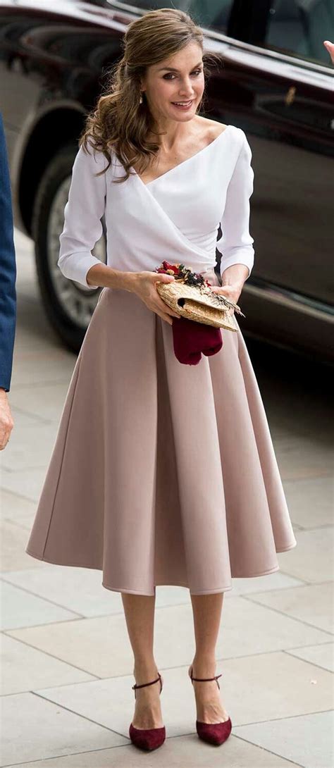 Queen Letizia   1940 s style   satin midi skirt in a chic ...