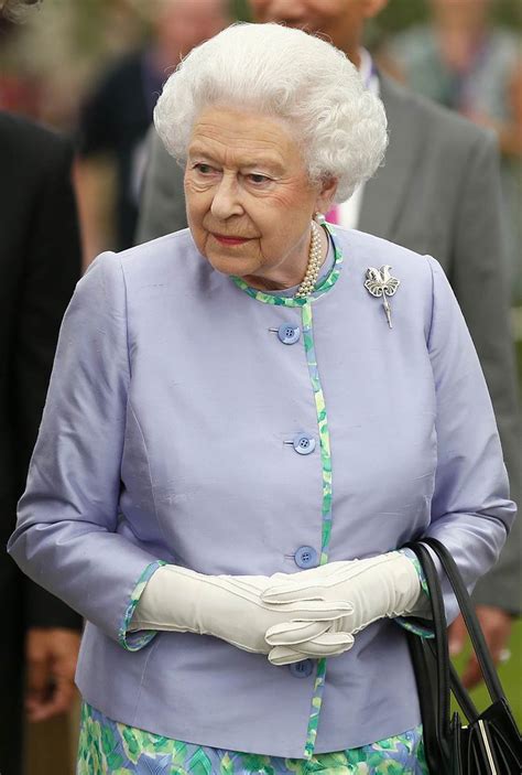 Queen s new portrait dubbed  hideous,   like a bloke ...