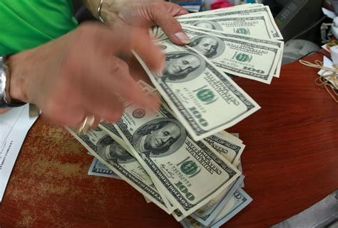 ¿Quién cobra más comisión por envío de dinero desde EU? | Mi Bolsillo