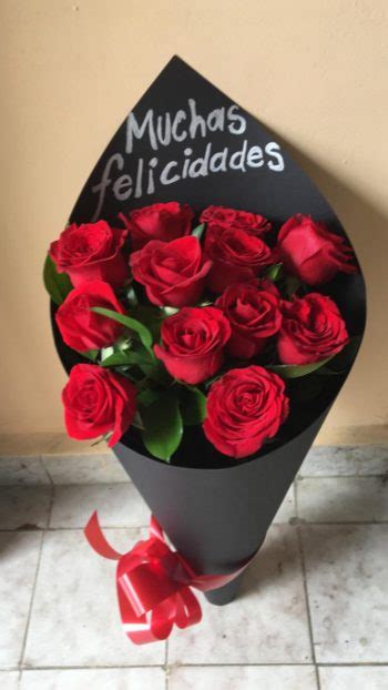 Ramo de 12 rosas en cartulina negra con mensaje – Floreria Laura