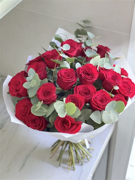 Ramo de 25 rosas rojas con eucalipto   Flor Decor Barcelona