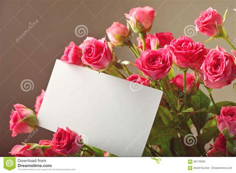 Ramo De Rosas Rojas Hermosas Con Una Tarjeta De Felicitación En Blanco ...