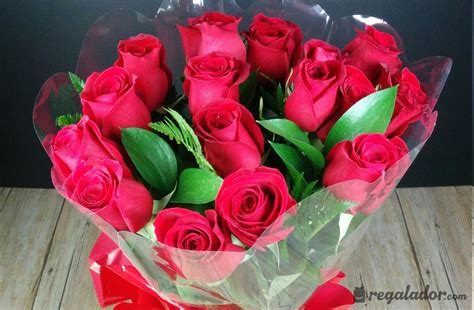 Ramo de rosas rojas para enamorar en Regalador.com