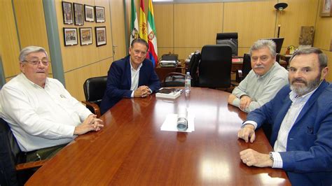 Raúl Caro mantiene un encuentro con anteriores alcaldes por el 40 ...