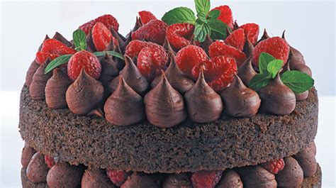 Receta casera de pastel de chocolate con crema y frambuesas