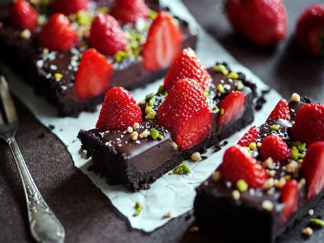 Receta de tarta de fresas y chocolate sin horno ...