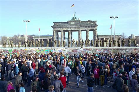 Recordamos la construcción del Muro de Berlín con varias ...