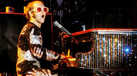 Recordamos los mejores temas del Elton John rockero y baladista   Muzikalia