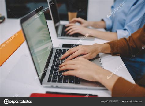 Recortar Imagen Manos Mujer Escribiendo Ordenador Portátil ...