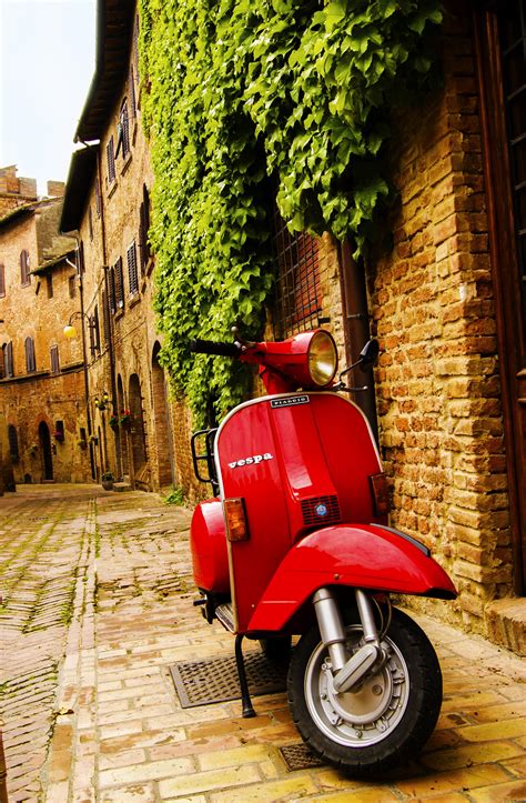 Red Vespa in Italy is in my future. | Feliz   Things that make me happy ...