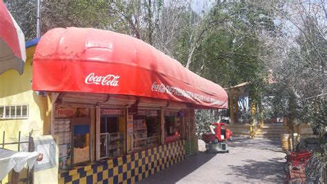 REFRESQUERIA DE CHARLY; UN NEGOCIO CON LA BATUTA DE MUJERES ...