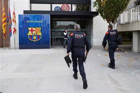 Registro policial a la sede del Barcelona por el escándalo  Barçagate ...
