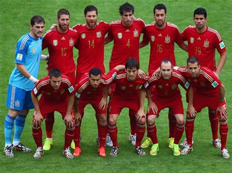 Regresa a España la selección de fútbol tras su desastrosa ...