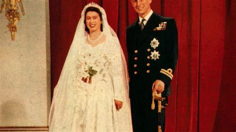 Reina Isabel celebra 67 años en el trono; este fue el lujoso vestido de ...