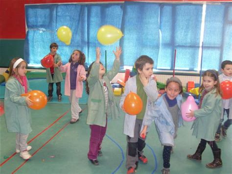 Relajarse en clase: bailando con globos | Diario Educación