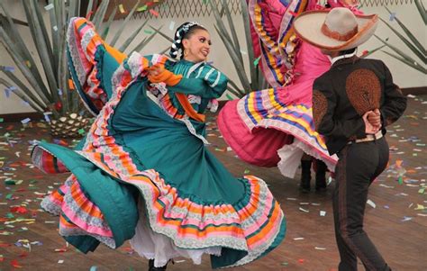 Resultado de imagen para danzas del mundo | Danza folklorica, Moda ...