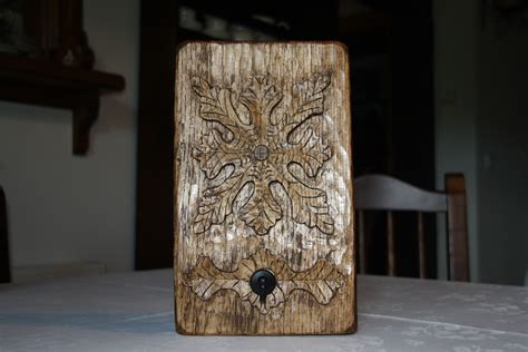 Resultado final de talla hecha a mano en madera de castaño ...