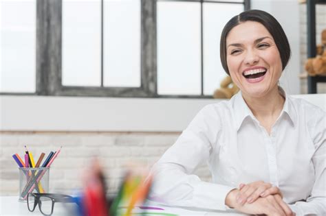 Retrato de psicólogo mujer feliz riendo en la oficina | Foto Gratis