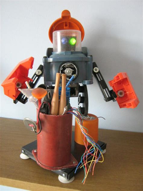 Robots caseros con material reciclado. | Quiero más diseño