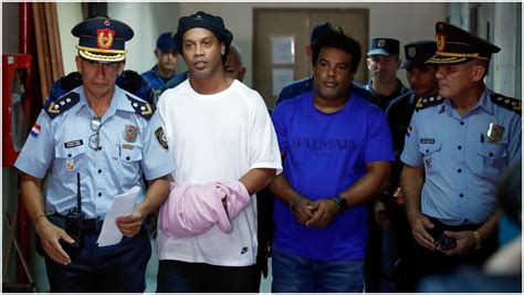 Ronaldinho comparece tras su primer noche en la cárcel ...