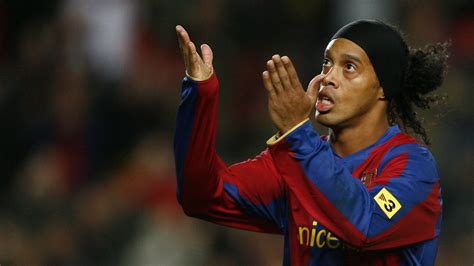 Ronaldinho lee lo que será el futuro de Pep en el ...