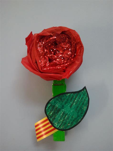 Rosa de Sant Jordi feta amb pinça d estendre i paper de seda vermell ...